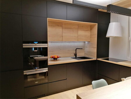 Senosan dvierka so striekanou úchytkou